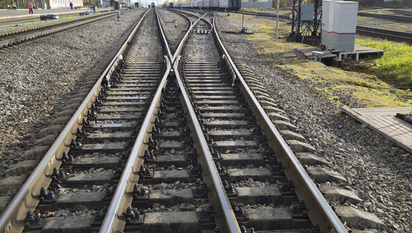 铁轨轨道修补剂轻松解决轨道破损、裂纹等缺陷问题