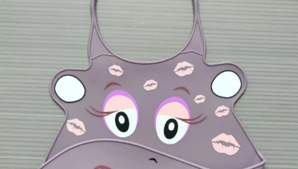 硅胶口水兜UV打印后遇水油墨脱落用怎么办？HJL-916-8 处理剂防水防脱落