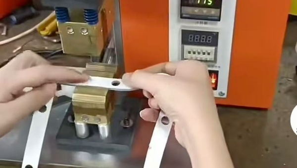 发泡硅胶条对粘用HR-318热粘硅胶胶水快干不发硬